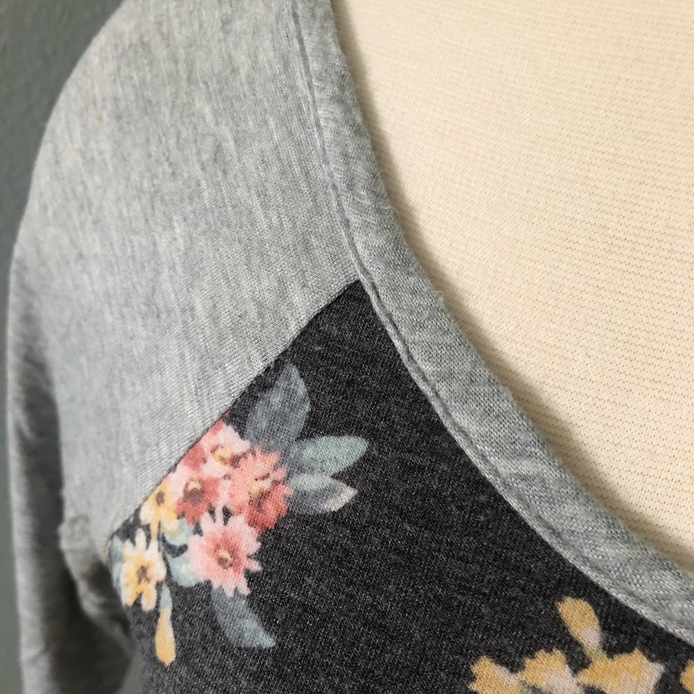 Threads Studio Floral High-Low Raglan T-Shirt Blouse - Picture 14 of 16